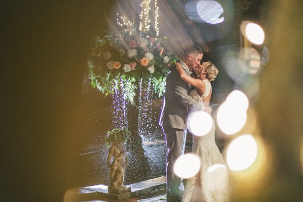 Night-lights-courtyard-bride-groom-kiss